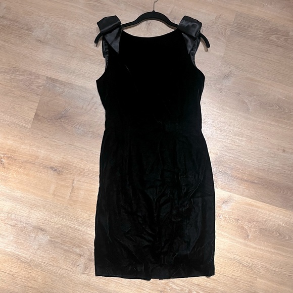 Fine cocktail dress mini, black with bow shoulder detail and cascading pearls - Picture 1 of 2
